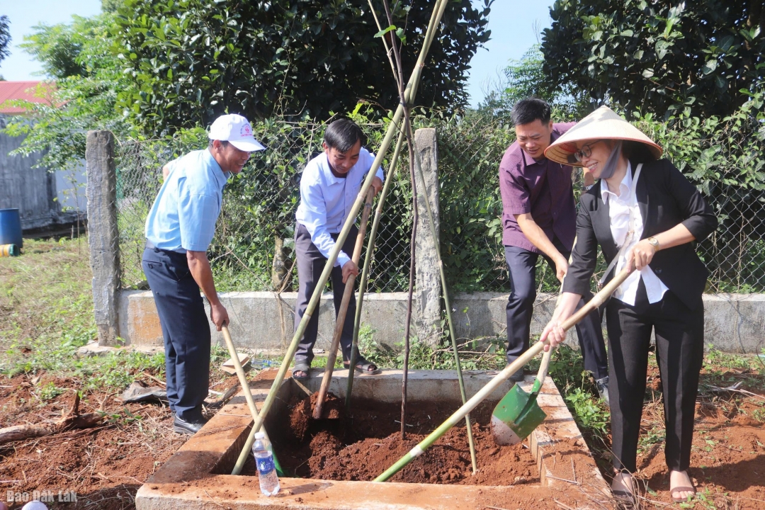 Các đại biểu tham gia trồng cây tại Lễ phát động.
