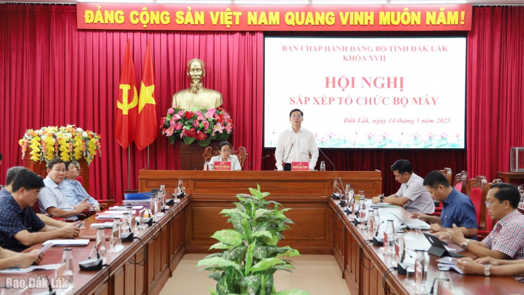 Ủy viên Trung ương Đảng, Bí thư Tỉnh ủy Nguyễn Đình Trung phát biểu tại hội nghị.