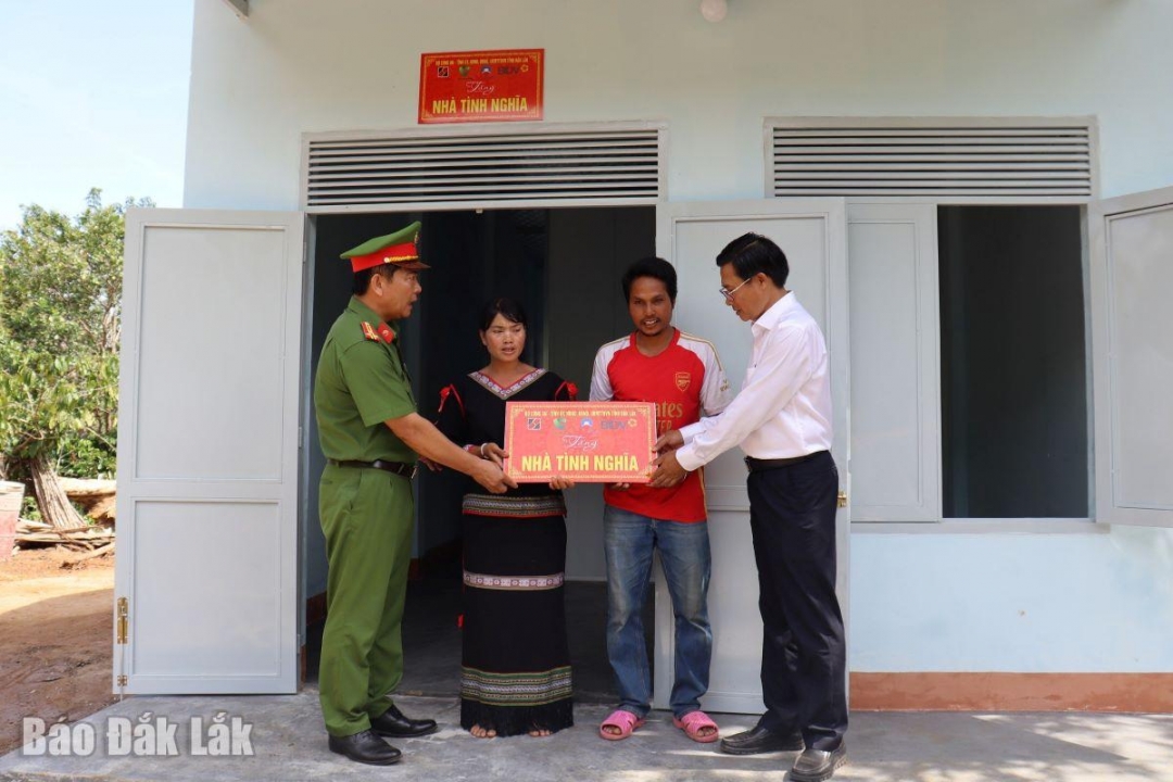 Đại diện lãnh đạo huyện Krông Bông bàn giao nhà cho một hộ nghèo trên địa bàn xã Hòa Sơn.