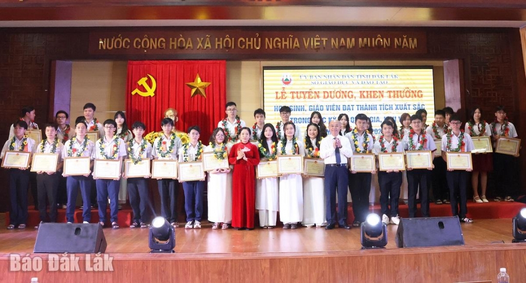 Phó Chủ tịch UBND tỉnh Trương Công Thái và Giám đốc Sở Giáo dục và Đào tạo Lê Thị Thanh Xuân trao bằng khen Bộ Giáo dục  và 