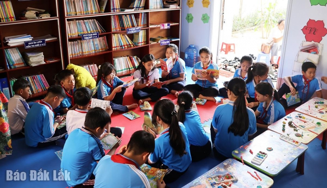 Học sinh tham gia tiết đọc thư viện tại Trường Tiểu học Nguyễn Thị Minh Khai, TP. Buôn Ma Thuột.