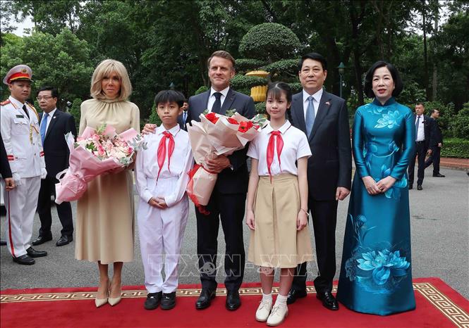 Chủ tịch nước Lương Cường và Phu nhân đón Tổng thống Pháp Emmanuel Macron và Phu nhân. Ảnh: Lâm Khánh/TTXVN