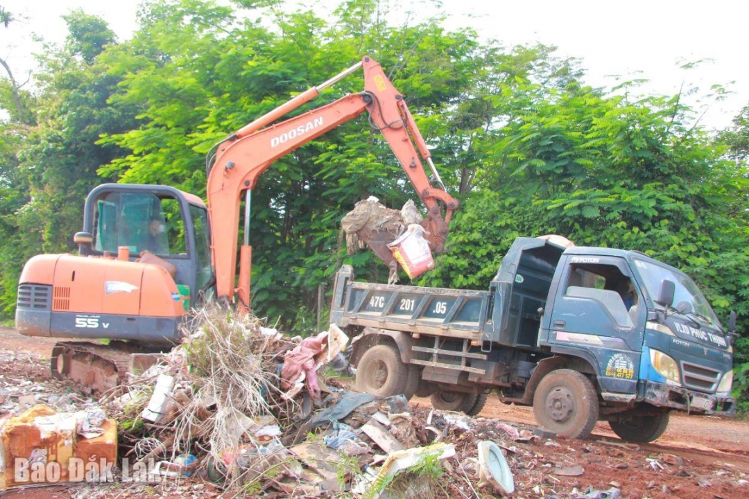 Các chủ đầu tư huy động nhiều phương tiện như: xe tải nhỏ, máy múc và nhân công đến các dự án: Hạ tầng kỹ thuật khu đất tại đường 30/4