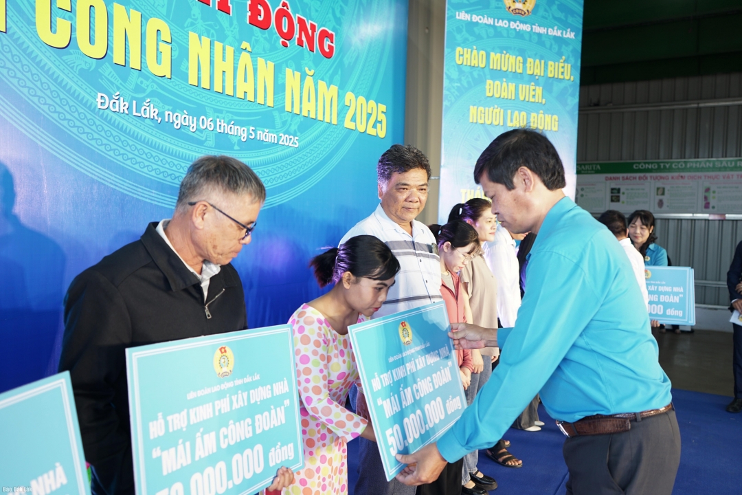 CHủ tịch LĐLĐ tỉnh Lê Văn Thành trao kinh phí hỗ trợ xây nhà Mái ấm công đoàn cho đoàn viên