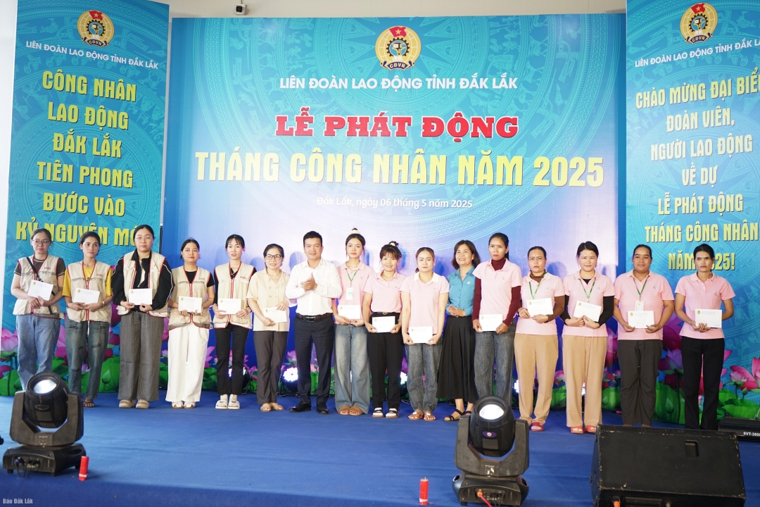 Đoàn viên, người lao động có hoàn cảnh khó khăn nhận quà của LĐLĐ tỉnh
