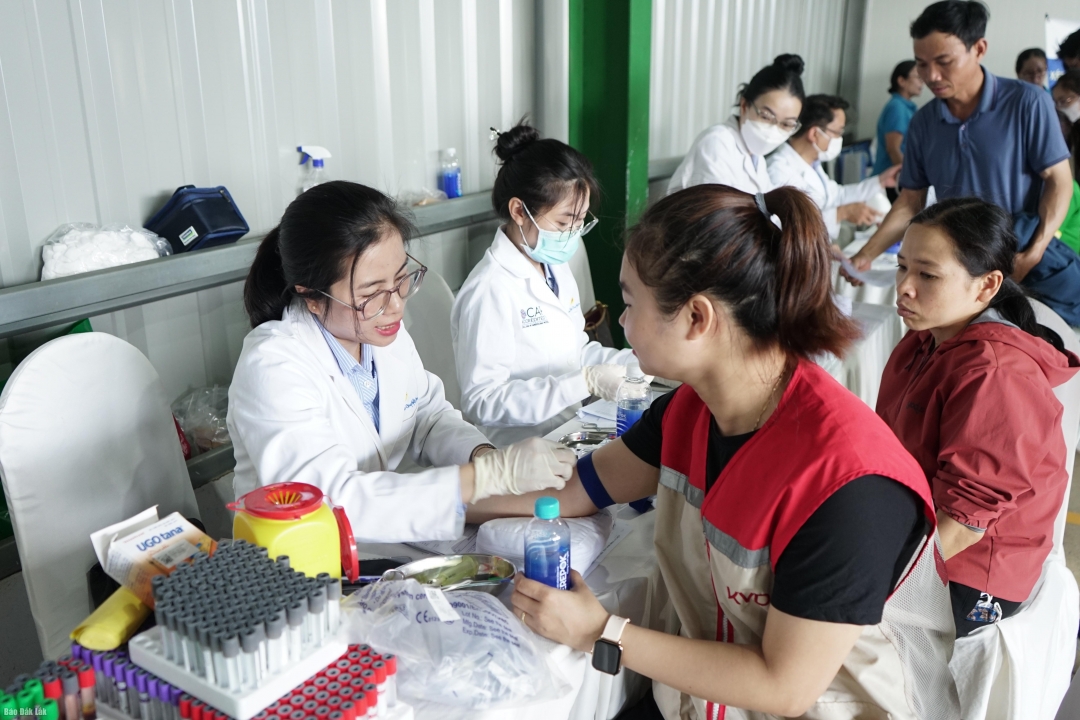 Người lao động được tư vấn sức khỏe, sàng lọc bệnh miễn phí
