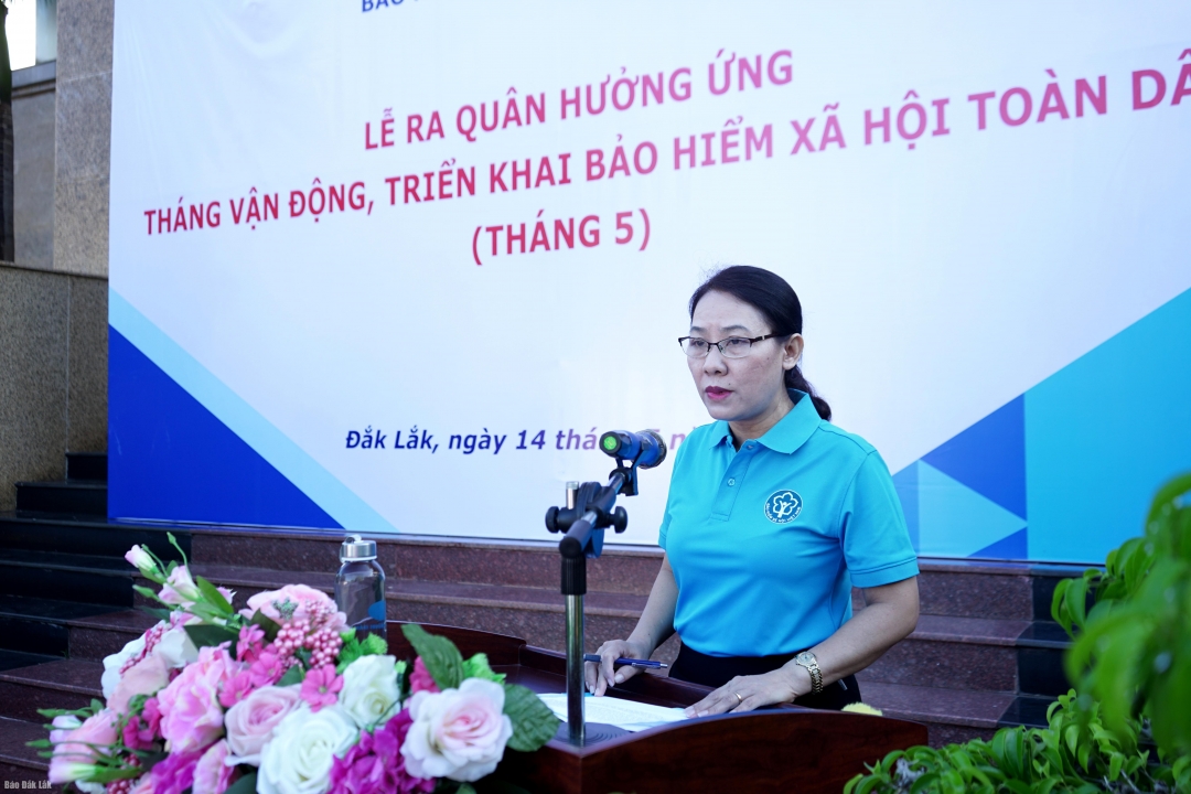 Phó Giám đốc Bảo hiểm xã hội tỉnh Đàm Thị Thanh Quế phát động ra quân hưởng ứng Tháng vận động, triển khai BHXH toàn dân 