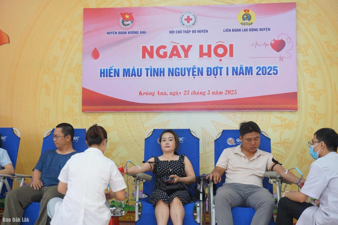 Tranh thủ thời gian sáng sớm, nhiều tình nguyện viên đã tham gia hiến máu tình nguyện năm 2025