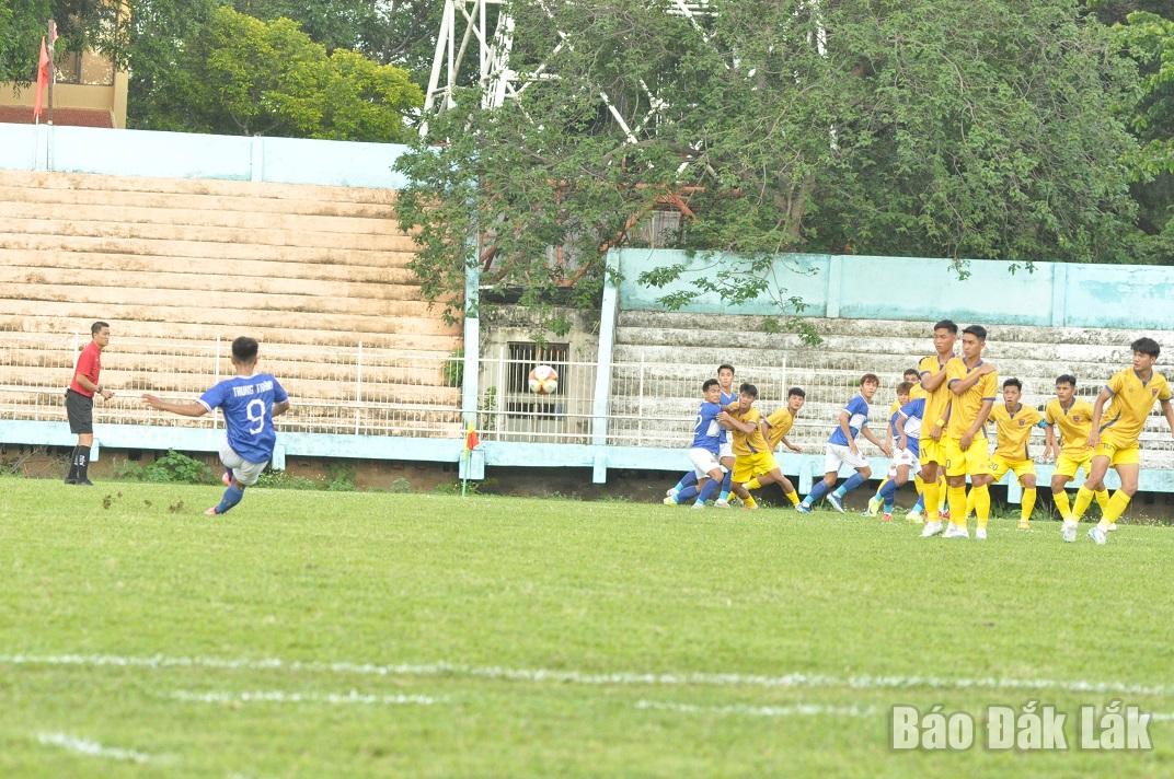 Pha dàn xếp đá phạt của đội khách Đại học Văn Hiến.