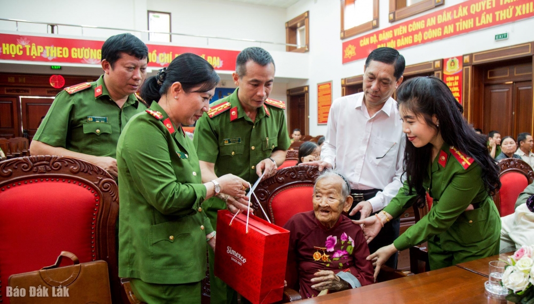 Lãnh đạo Công an tỉnh và các đơn vị phối hợp tặng quà Mẹ liệt sĩ.