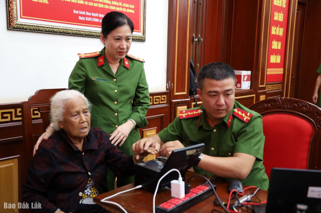 Thân nhân liệt sĩ được lấy mẫu vân tay.