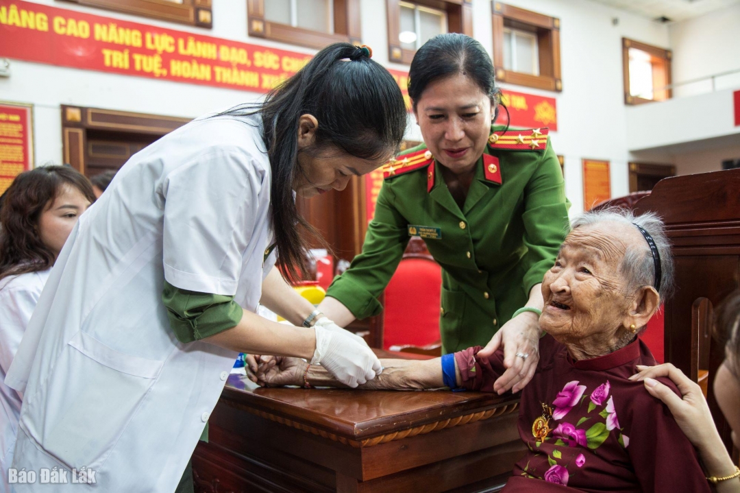Lấy mẫu ADN cho thân nhân liệt sĩ.