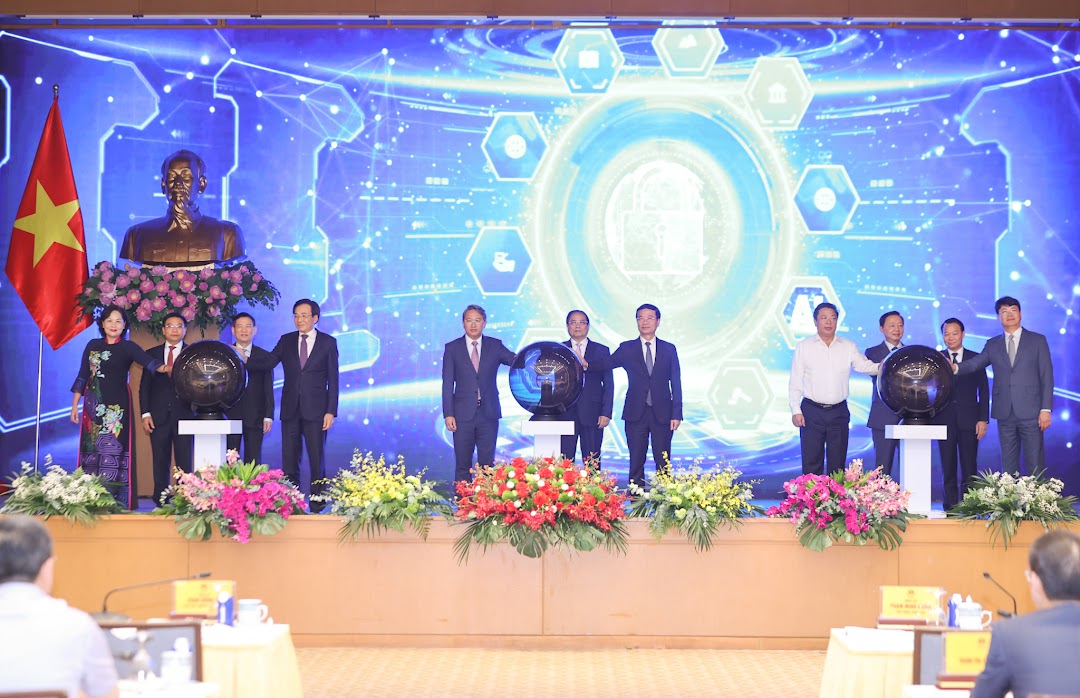 Thủ tướng Chính phủ Phạm Minh Chính cùng các Phó Thủ tướng Chính phủ, Bộ trưởng các bộ, ngành liên quan thực hiện nghi thức bấm nút khai trương Cổng Pháp luật quốc gia. (Ảnh: baochinhphu.vn)