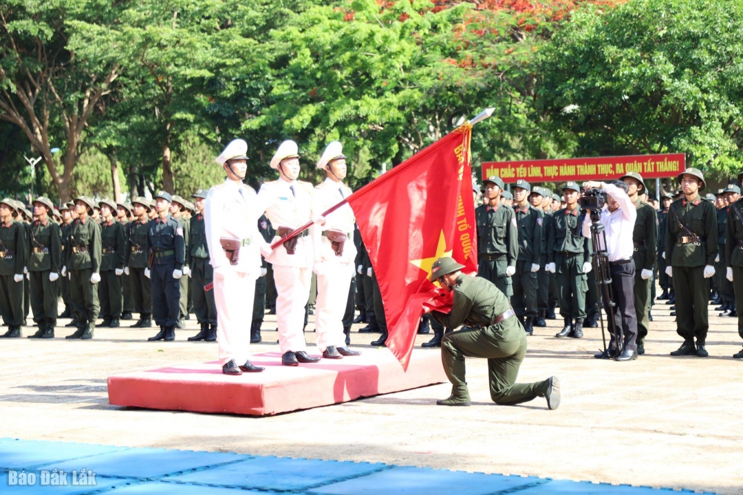 Đại diện các chiế sĩ mới tuyên thệ dưới Quốc kỳ.