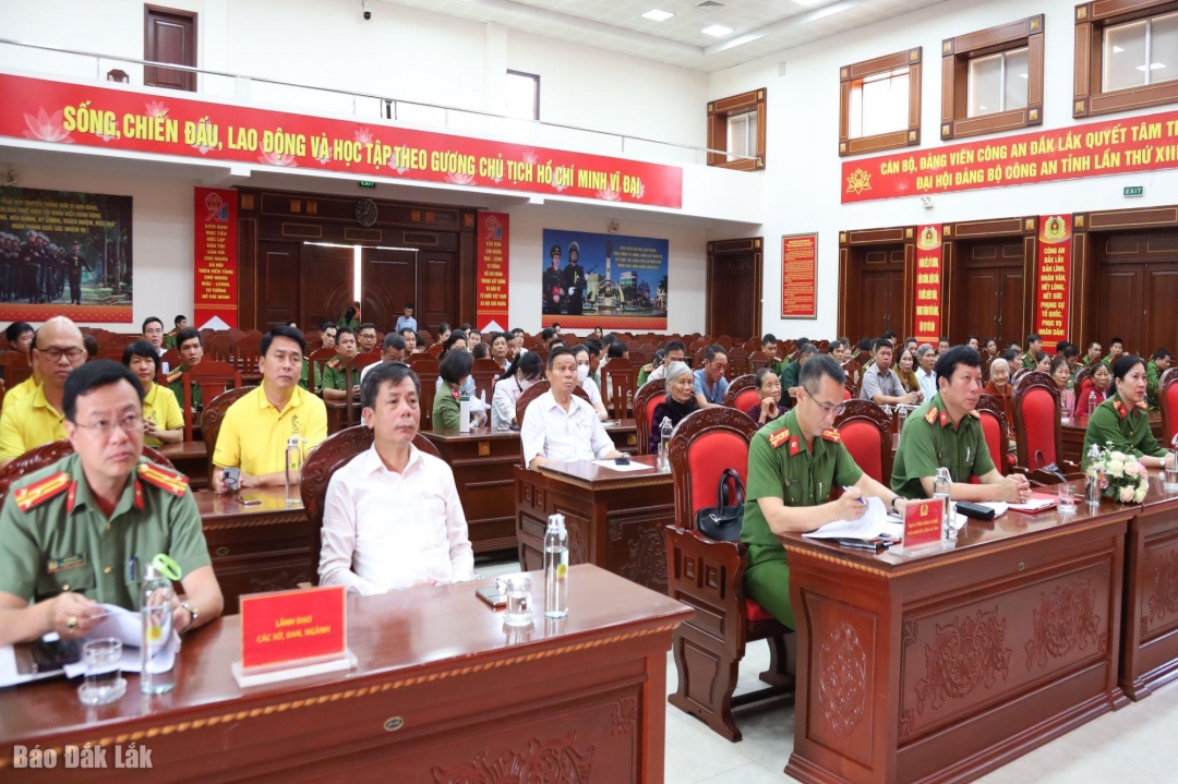 Các đại biểu tham dự hội nghị.