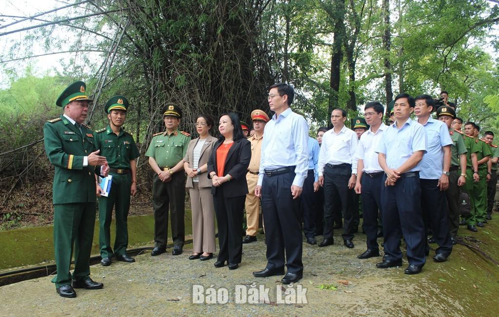 Đoàn công tác thăm Di tích lịch sử quốc gia Bến phà Sê Rê Pốk. Ảnh: Ngọc Lân