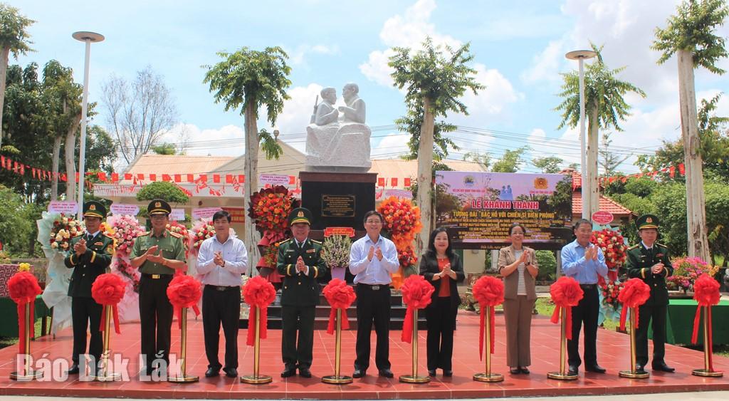 Ủy viên Trung ương Đảng, Bí thư Tỉnh ủy Đắk Lắk Nguyễn Đình Trung và Bí thư Tỉnh ủy, Chủ tịch HĐND tỉnh Phú Yên Cao Thị Hòa An cùng các đồng chí trong đoàn công tác cắt băng khánh thành công trình Tượng đài “Bác Hồ với chiến sĩ biên phòng”. Ảnh: Ngọc Lân