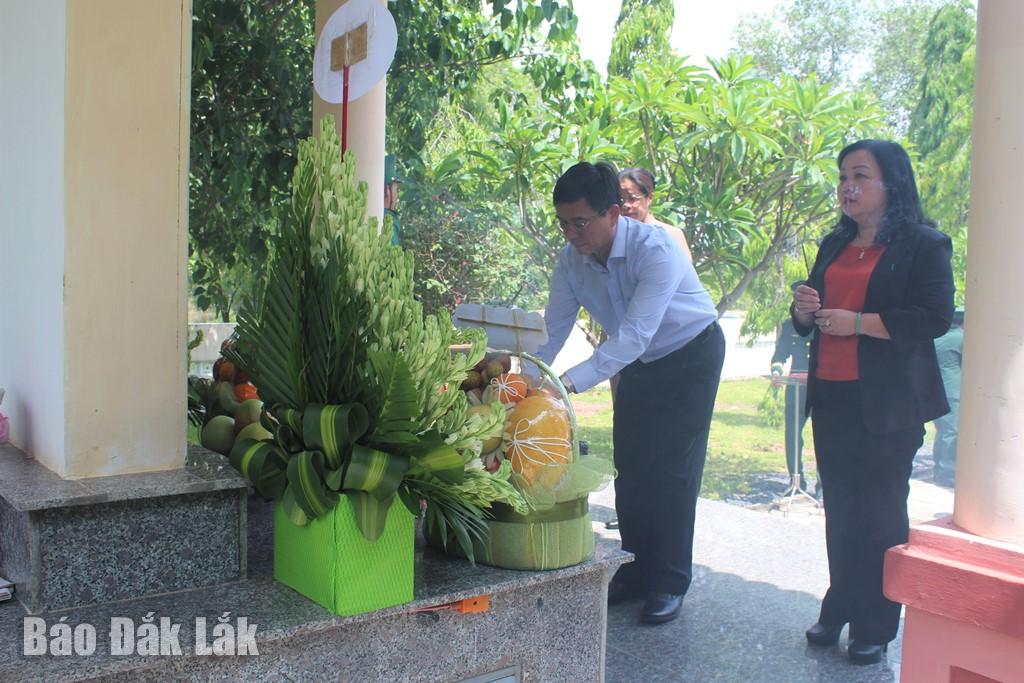 Ủy viên Trung ương Đảng, Bí thư Tỉnh ủy Đắk Lắk Nguyễn Đình Trung và Bí thư Tỉnh ủy, Chủ tịch HĐND tỉnh Phú Yên Cao Thị Hòa An dâng hương tại Nhà Bia ghi danh các anh hùng liệt sỹ khu vực Đồn Biên phòng Ea Hleo. Ảnh: Ngọc Lân