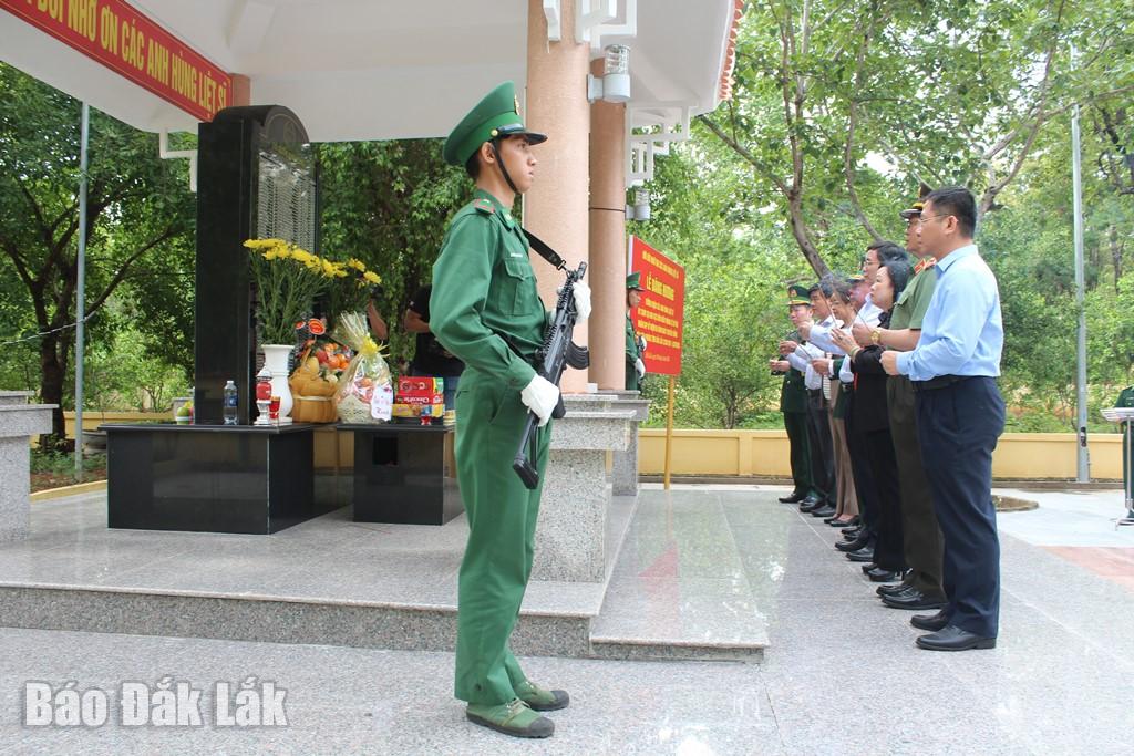 Đoàn công tác tỉnh Đắk Lắk và tỉnh Phú Yên dâng hương tại Nhà Bia ghi danh các anh hùng liệt sỹ khu vực Đồn Biên phòng Sê Rê Pốk. Ảnh: Ngọc Lân