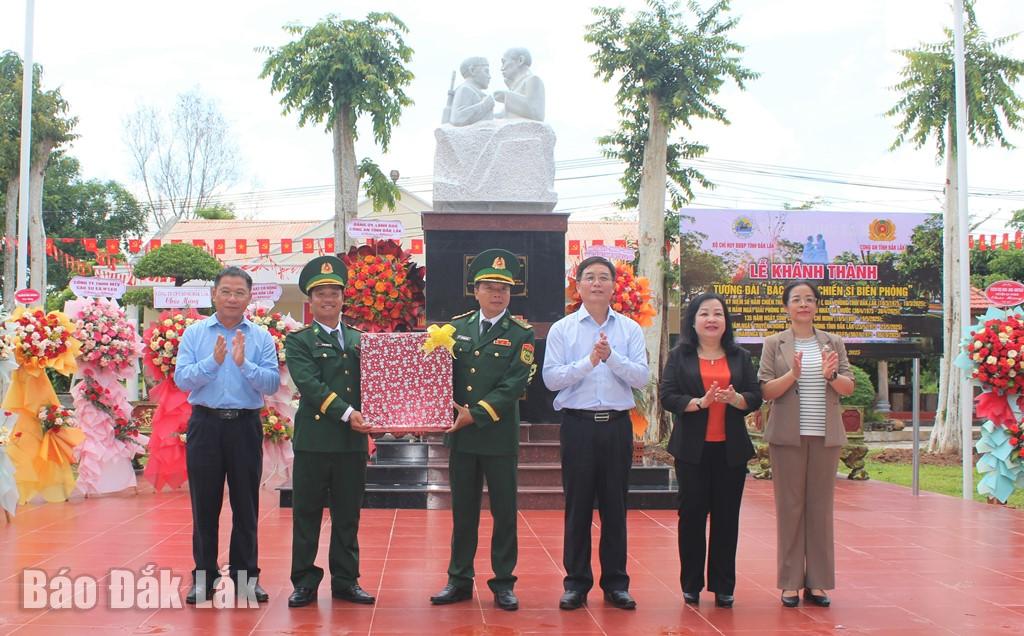 Thường trực Tỉnh ủy Đắk Lắk và Phú Yên tặng quà cán bộ, chiến sĩ Đồn Biên phòng Ea H’leo. Ảnh: Ngọc Lân
