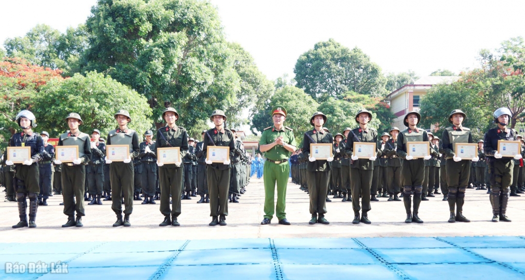 Các chiến sĩ được trao Giấy chứng nhận hoàn thành khóa huấn luyện.