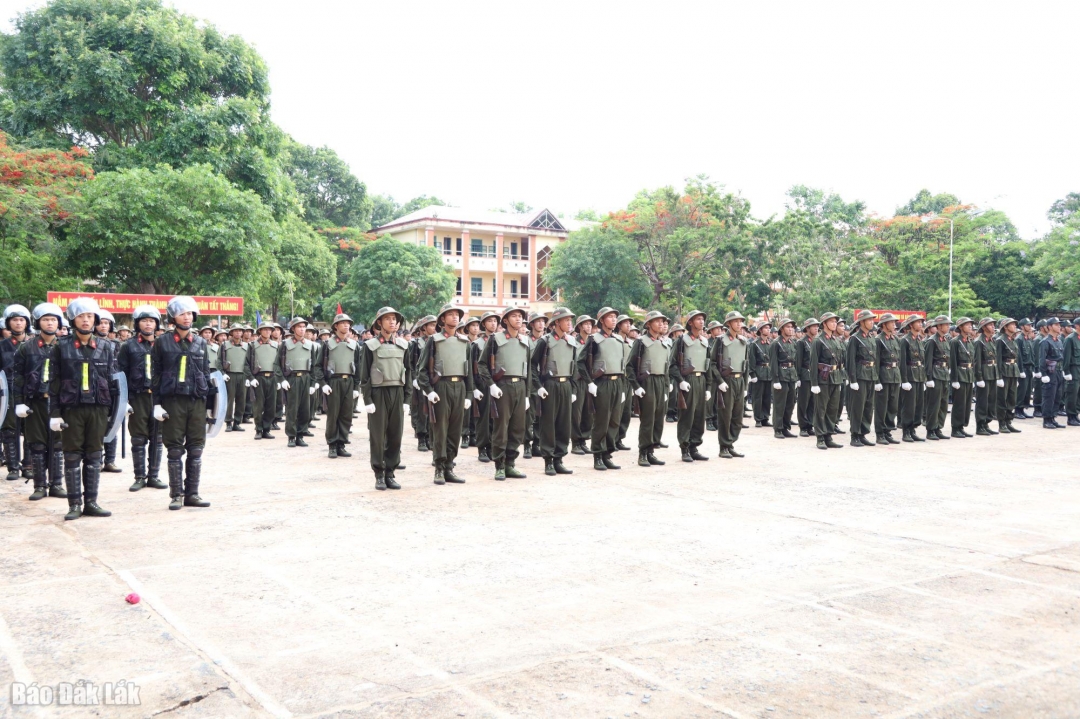 và đông đảo chiến sĩ mới tham buổi lễ.