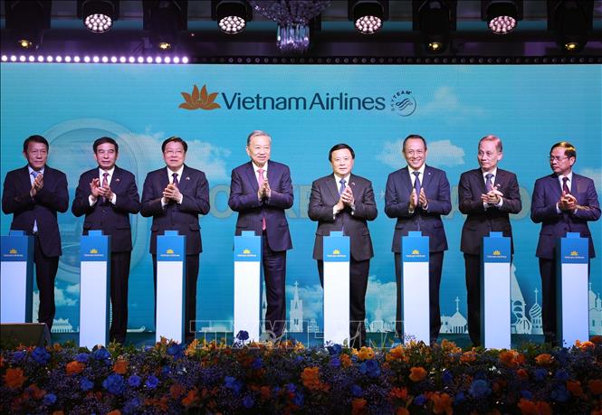 Tổng Bí thư Tô Lâm và các đại biểu thực hiện nghi thức công bố đường bay thẳng Hà Nội - Moskva của hãng hàng không Vietnam Airlines. Ảnh: Thống Nhất/TTXVN