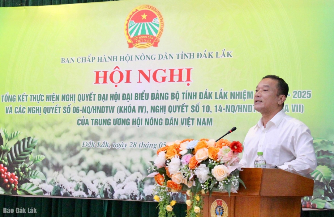 Chủ tịch Ủy ban MTTQ Việt Nam tỉnh Y Giang Gry Niê Knơng phát biểu tại hội nghị.