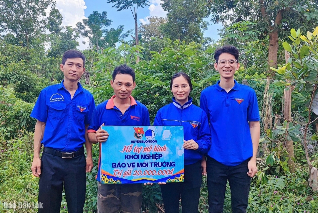 Hội LHTN Việt Nam huyện Buôn Đôn tổ chức trao vốn khởi nghiệp cho thanh niên có hoàn cảnh khó khăn ở xã Tân Hòa
