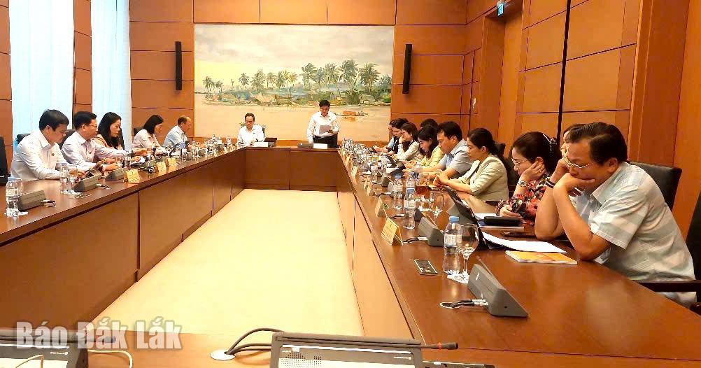 Quang cảnh phiên thảo luận tại Tổ 13.
