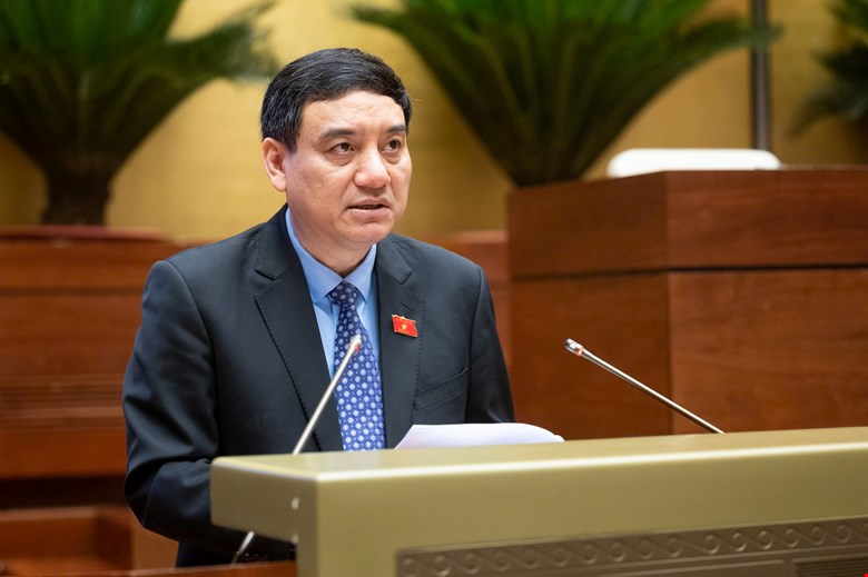 Chủ nhiệm Ủy ban Văn hóa, Giáo dục của Quốc hội Nguyễn Đắc Vinh trình bày báo cáo tại phiên làm việc. Ảnh: quochoi.vn