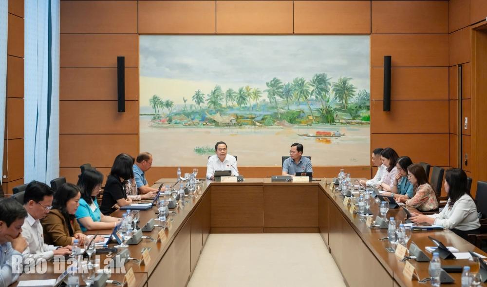 Quang cảnh phiên thảo luận tại Tổ 13.