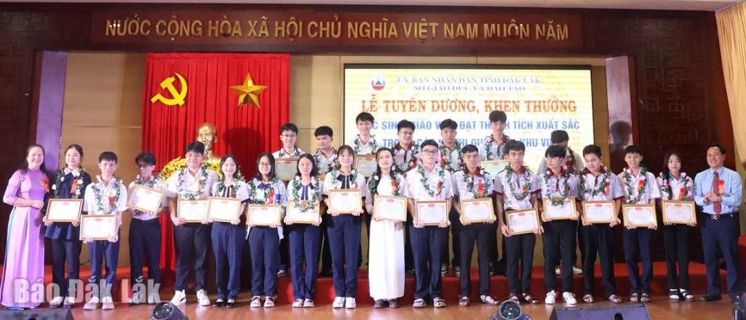 Lãnh đạo Sở Giáo dục và Đào tạo tặng giấy khen Sở tặng các em học sinh