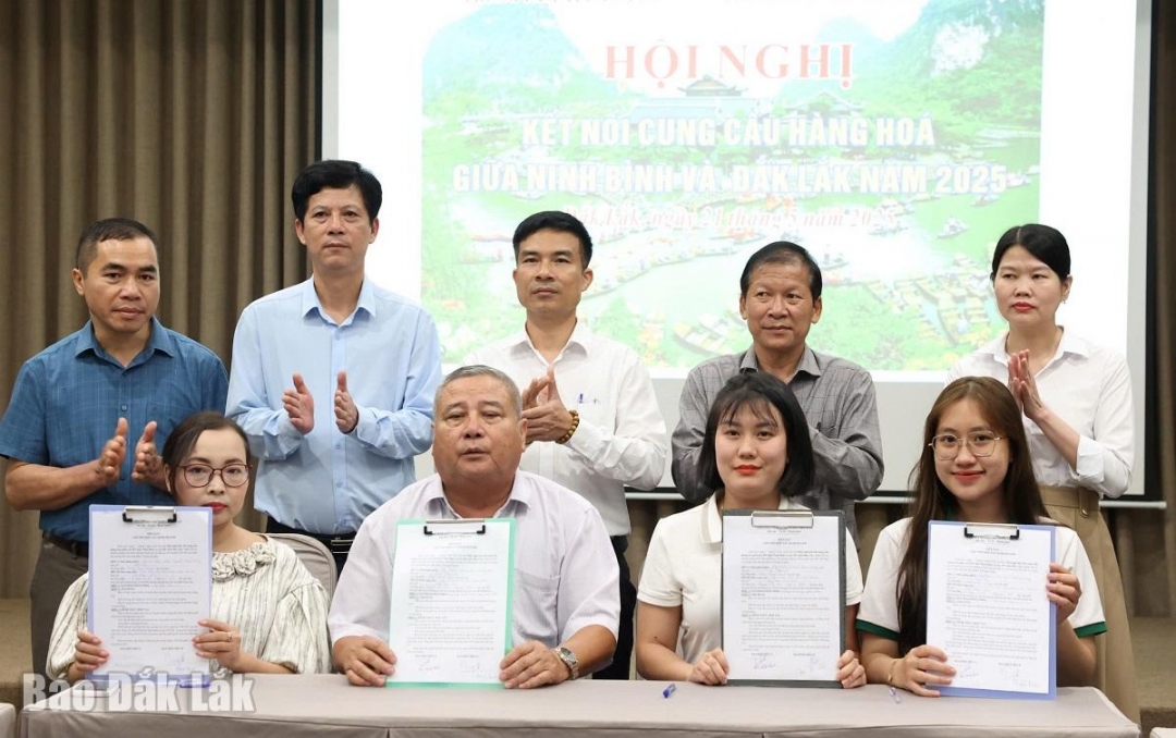 
Đại diện doanh nghiệp hai tỉnh Đắk Lắk và Ninh Bình ký kết biên bản ghi nhớ tiêu thụ sản phẩm.
