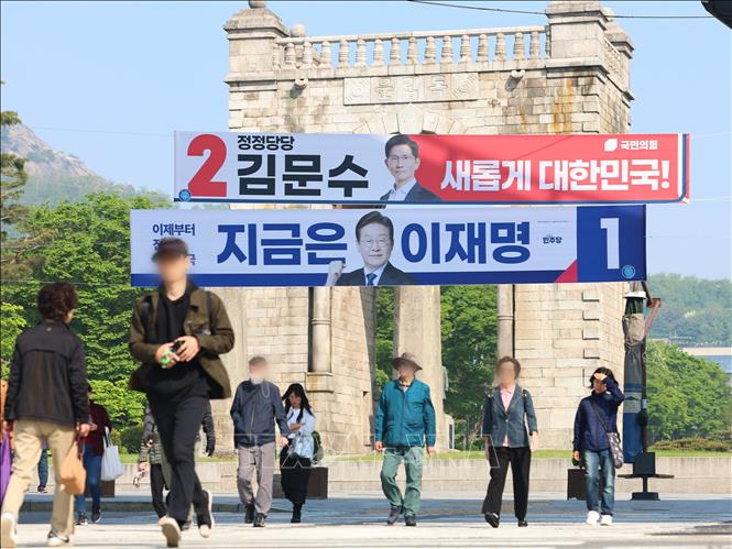 Băng rôn tranh cử Tổng thống của các ứng cử viên Kim Moon-soo (trên) và Lee Jae-myung (dưới) tại Seoul, Hàn Quốc ngày 12/5/2025. Ảnh: Yonhap/TTXVN
