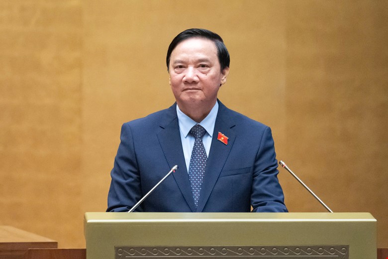 Phó Chủ tịch Ủy ban Dự thảo sửa đổi, bổ sung một số điều của Hiến pháp năm 2013, Phó Chủ tịch Quốc hội Nguyễn Khắc Định trình bày tờ trình. Ảnh: quochoi.vn