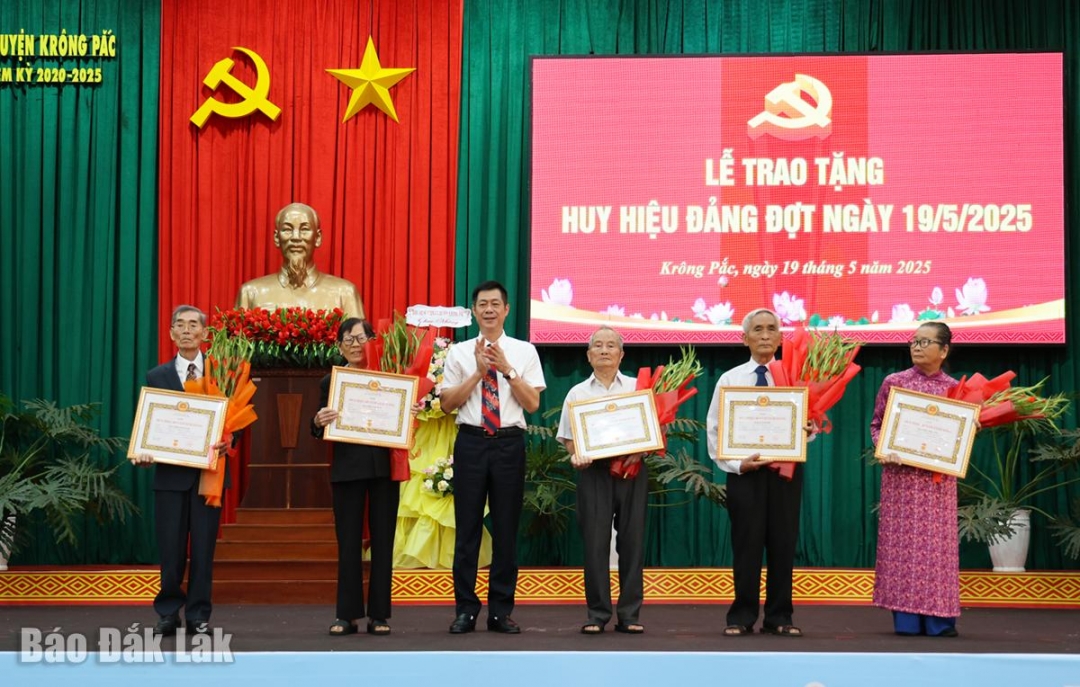 Các đảng viên nhận Huy hiệu 60 năm tuổi Đảng.