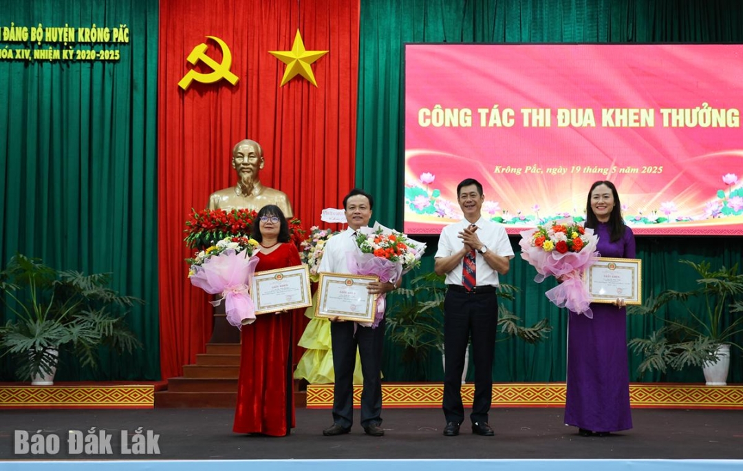 BTV Huyện ủy Krông Pắc khen thưởng các đảng viên đạt tiêu chuẩn hoàn thành xuất sắc niệm vụ 5 năm liền.