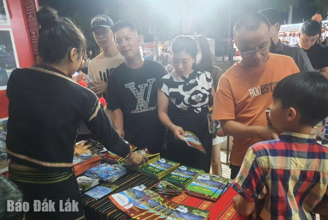 Giới thiệu thành tựu kinh tế - xã hội, các điểm du lịch của tỉnh Đắk Lắk đến với du khách tham gia triển lãm.
