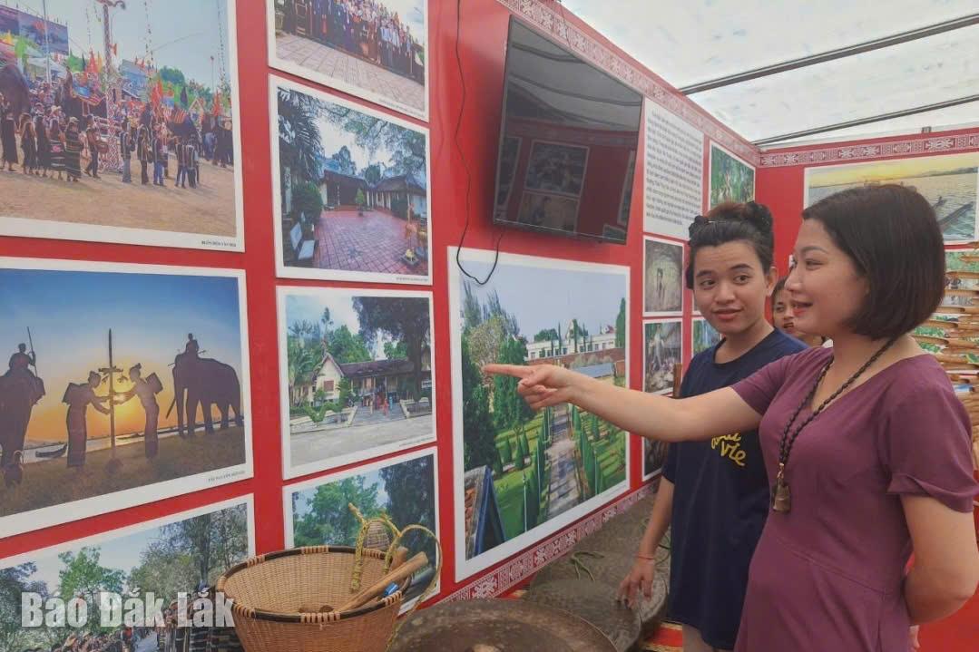 Du khách tìm hiểu văn hóa tỉnh Đắk Lắk tại triển lãm. 