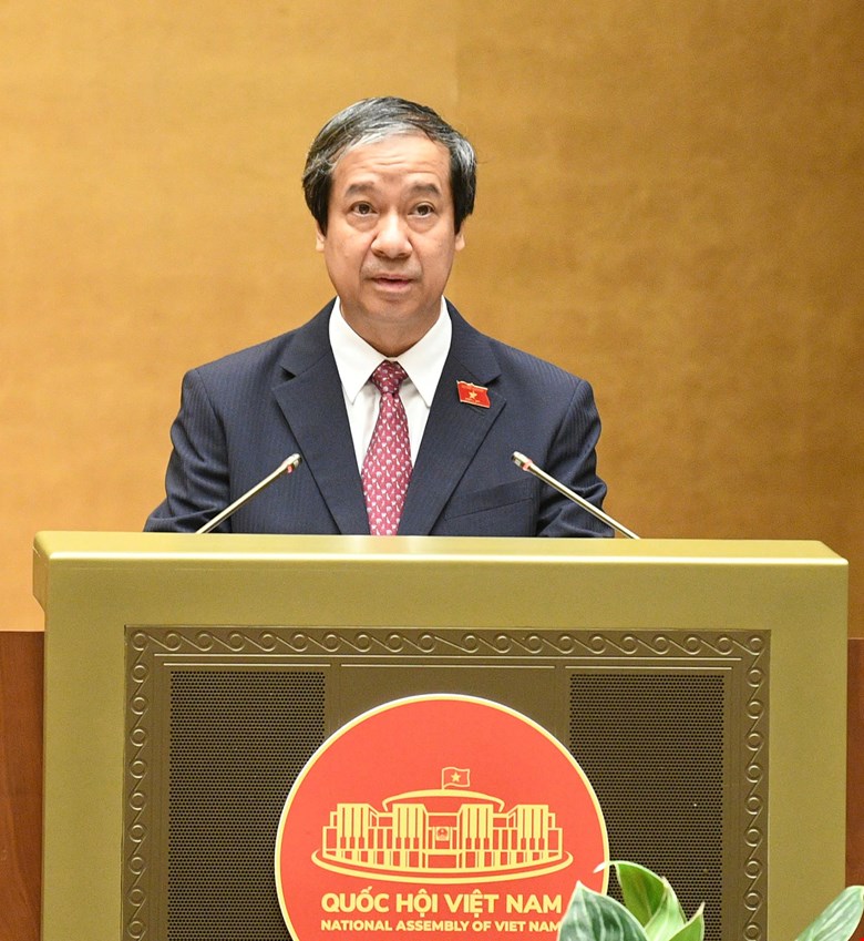 Bộ trưởng Bộ GD-ĐT Nguyễn Kim Sơn trình bày tờ trình. Ảnh: quochoi.vn