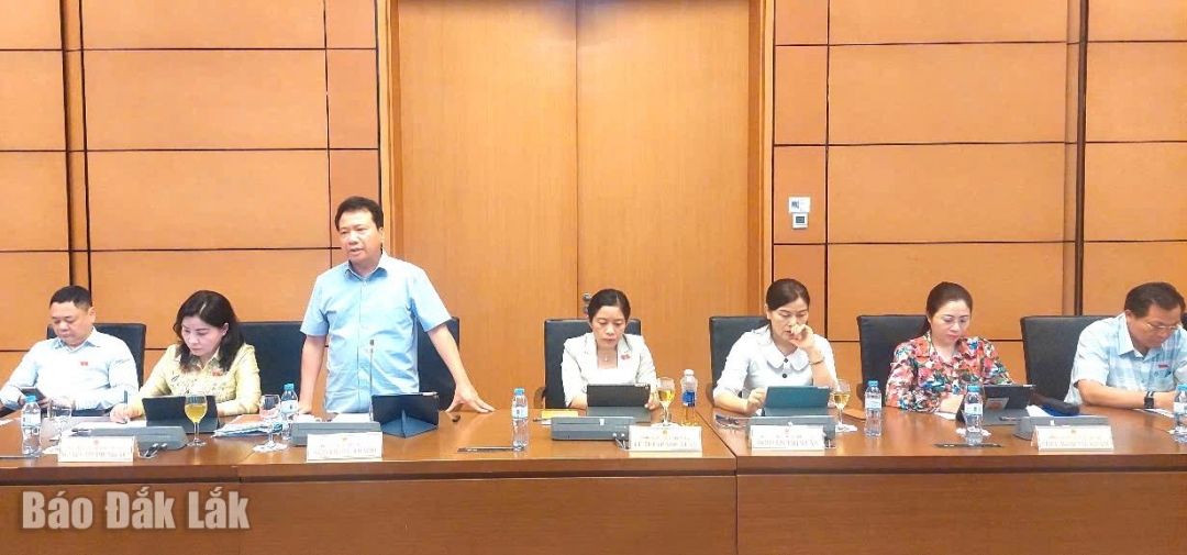 Đại biểu Ngô Trung Thành (Phó Chủ nhiệm Ủy ban Pháp luật và Tư pháp của Quốc hội, ĐBQH tỉnh Đắk Lắk) đóng góp ý kiến cho dự thảo nghị quyết.