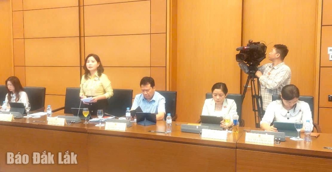 Đại biểu Nguyễn Thị Thu Nguyệt (Phó Trưởng đoàn phụ trách Đoàn ĐBQH tỉnh Đắk Lắk) đóng góp ý kiến tại phiên thảo luận.