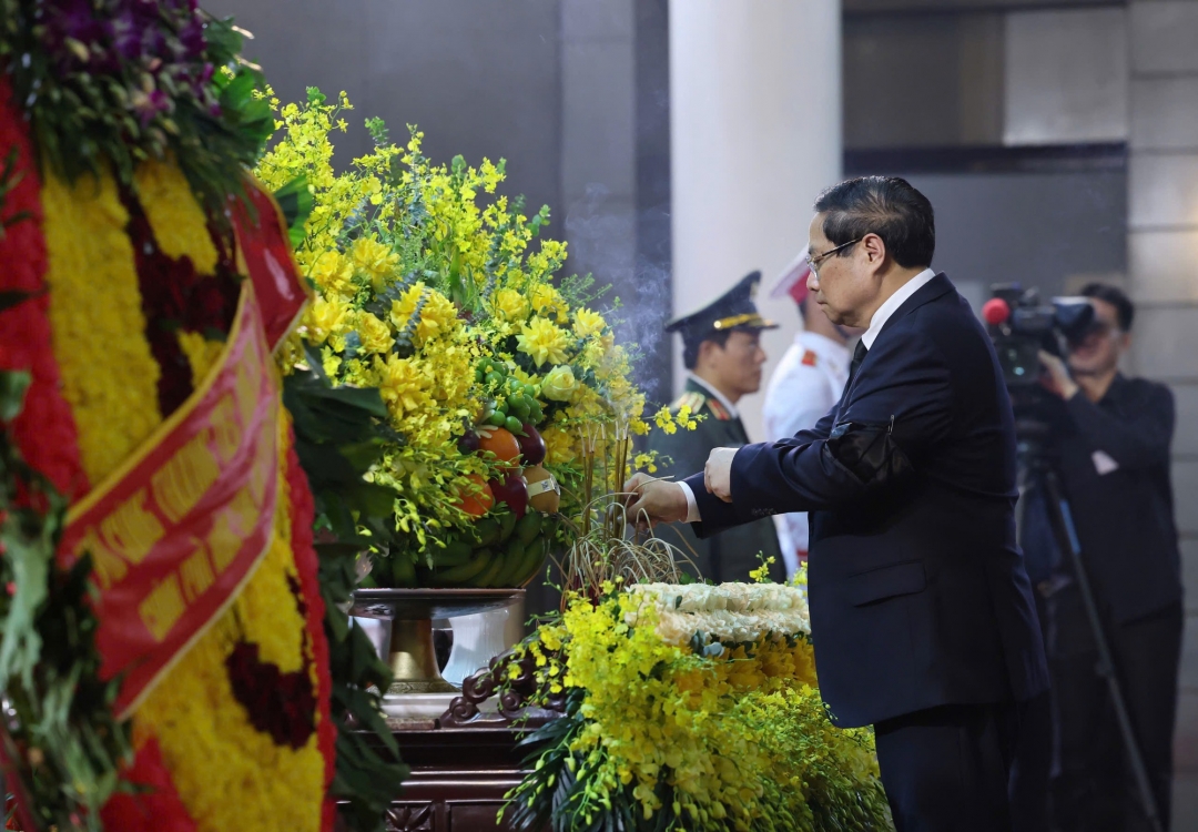 Thủ tướng Chính phủ Phạm Minh Chính dâng hương viếng nguyên Chủ tịch nước Trần Đức Lương - Ảnh: VGP/Nhật Bắc