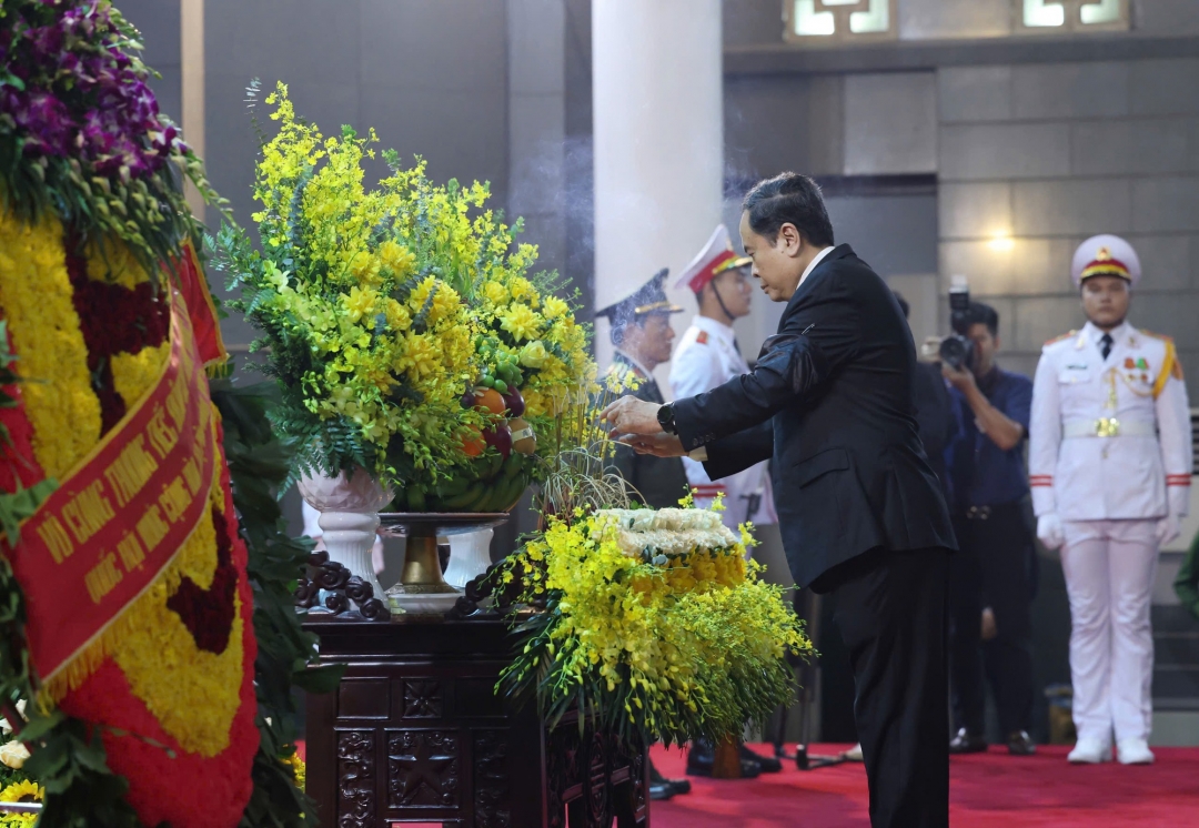 Chủ tịch Quốc hội Trần Thanh Mẫn dâng hương viếng nguyên Chủ tịch nước Trần Đức Lương - Ảnh: VGP/Nhật Bắc