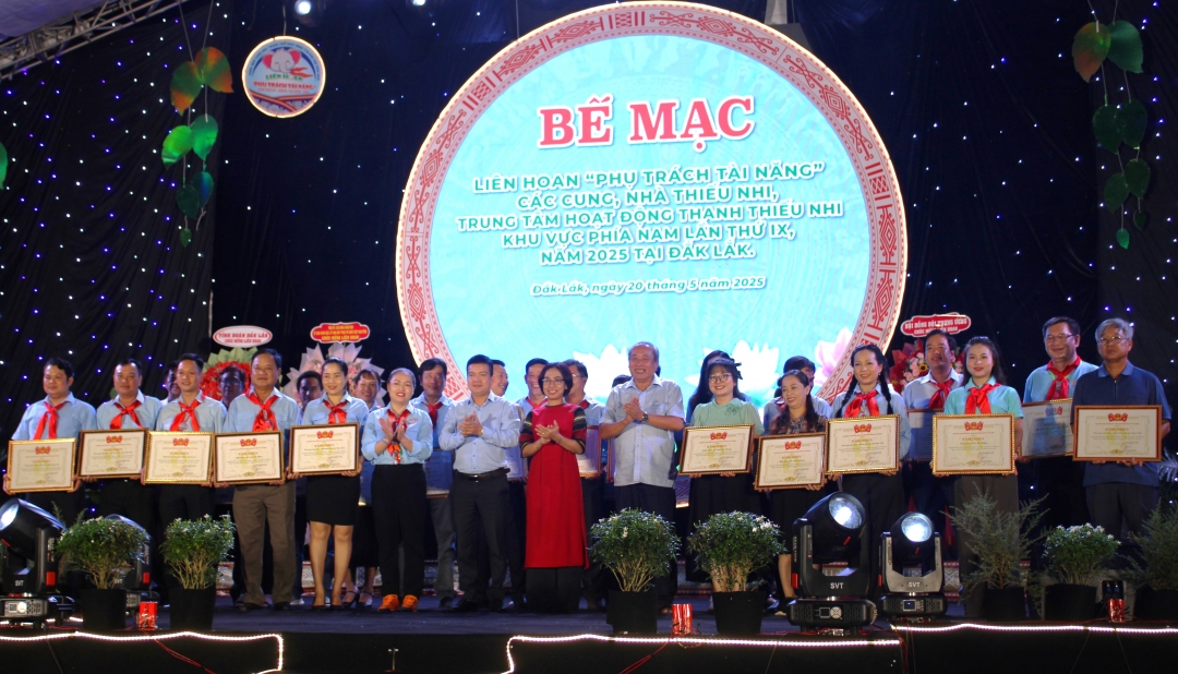 Các đơn vị tham gia nhận bằng khen của Hội đồng Đội Trung ương.