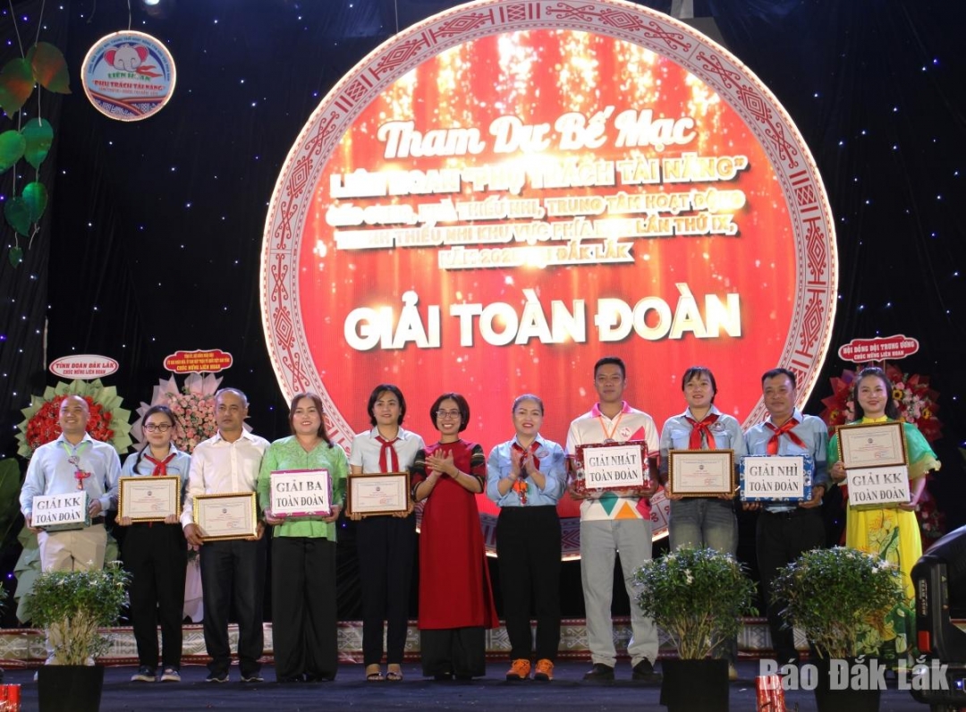 Ban tổ chức trao giải toàn đoàn cho các đơn vị.