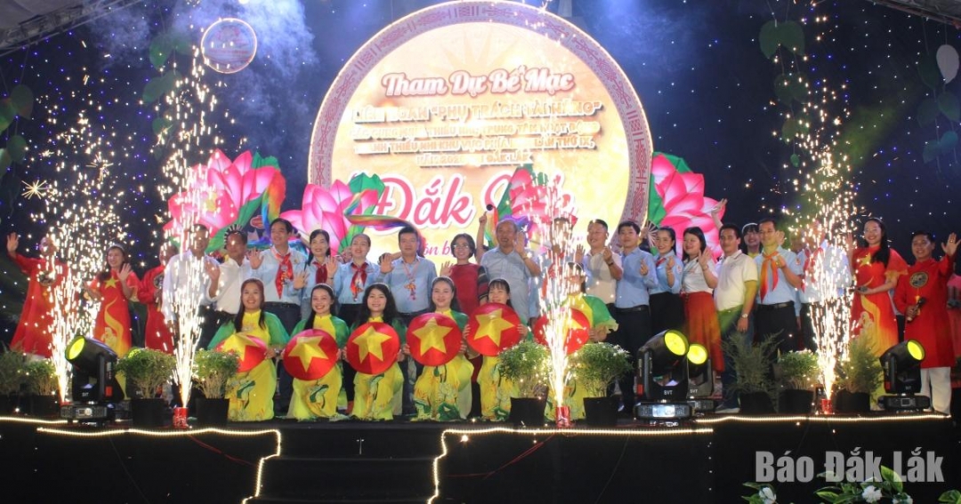 Đại biểu tham dự Lễ bế mạc cùng chụp hình lưu niệm.