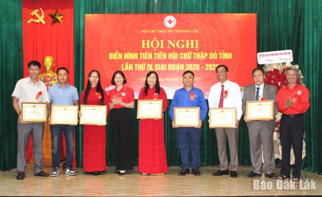 Các tập thể có thành tích xuất sắc trong công tác Hội và phong trào Chữ thập đỏ giai đoan 2020-2025 nhân giấy khen của Hội Chữ thập đỏ tỉnh.