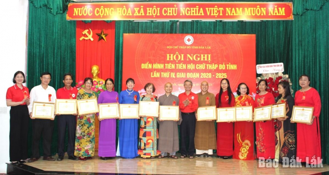 Các cá nhân có thành tích xuất sắc trong công tác Hội và phong trào Chữ thập đỏ giai đoan 2020-2025 nhân giấy khen của Hội Chữ thập đỏ tỉnh.